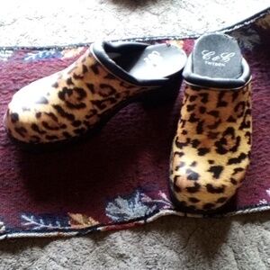 CC Sweden Size 8 Leopard Print Crocs